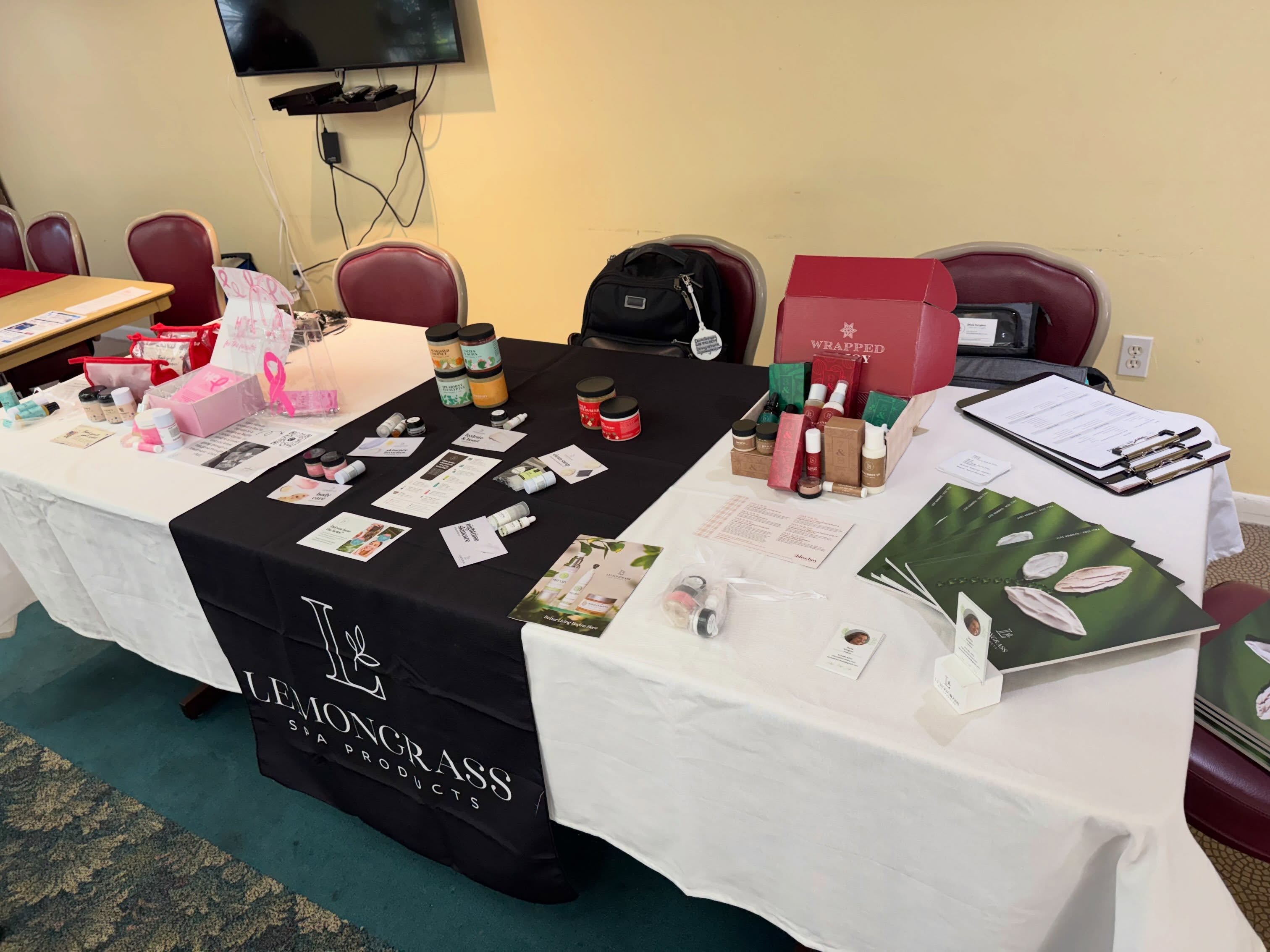 🇺🇸 Freedom Feet Fundraiser 🇺🇸

Yesterday I had a ton of fun with Sara Im and some ladies at Terrace Park at Five Towns Saint Petersburg! I didn’t get more pictures but these ladies felt pampered with hand spas or foot kits 👣 

I’d love to send 250 Freedom Feet Kits to our soldiers/sailors/airmen by Christmas. Do you know someone deployed? Please private message or text me so I can get info to send 410.881.8202

⬇️ Would you like or help? Use the link in the comments to sponsor a kit 👣 🇺🇸 #freedomfeet #supportourmilitaryoverseas #fundraising